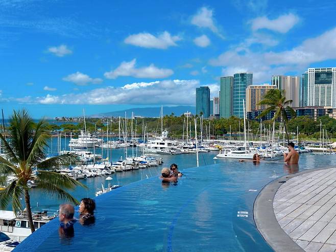 알라 와이 요트 하버가 내려다 보이는 인피니티 풀. 권효정 여행+ 기자