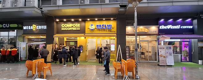 서울의 한 건물 1층에 카페들이 나란히 자리 잡고 있다. 이승환 기자