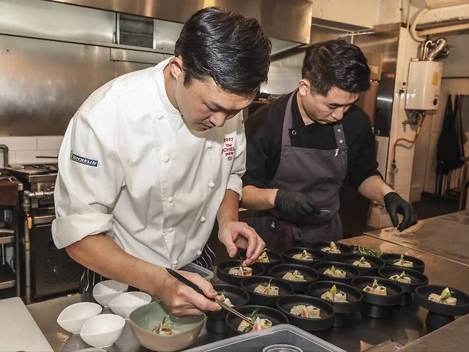 음식을 만들고 있는 방기수 셰프(왼쪽). 본인 제공