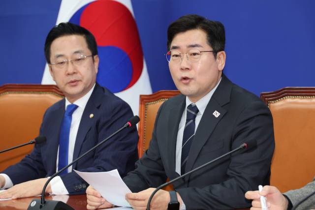 ▲더불어민주당 박찬대 원내대표가 16일 서울 여의도 국회에서 기자간담회를 열고 최근 공개된 '노상원 수첩'의 의미와 김건희 여사의 비상계엄 개입 정황 등에 대해 발언하고 있다. ⓒ연합뉴스