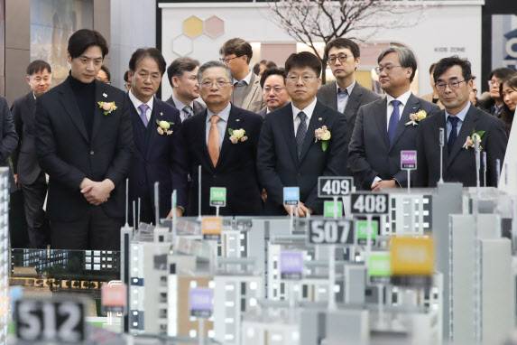 진현환 국토교통부 제1차관이 지난 7일 경기 고양시 킨텍스에서 열린 고양창릉 지구 첫 마을 주택전시관 개관식에서 전시관을 둘러보고 있다.(사진=국토교통부)