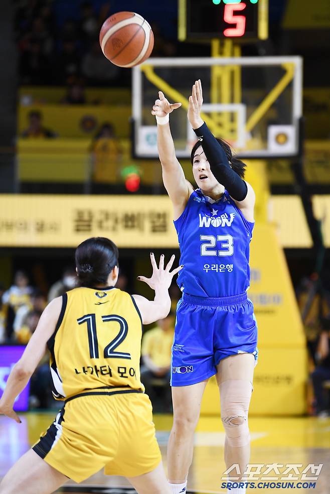 16일 청주체육관에서 열린 여자프로농구 KB스타즈와 우리은행의 경기. 우리은행 김단비가 KB스타즈 나가타 모에를 제치며 중거리슛을 시도하고 있다. 인천=정재근 기자 cjg@sportschosun.com/2025.2.16/