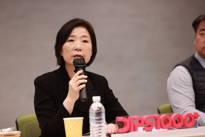 오영주 중소벤처기업부 장관이 17일 대전 한국과학기술원(KAIST)에서 열린 '초격차 기술사업화 간담회'에서 인사말을 하고 있다. 중소벤처기업부 제공