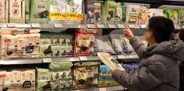 지난 12일 오전 서울의 한 대형마트에서 고객이 김을 고르고 있다. 물김 산지 가격은 폭락을 거듭하고 있지만 한국농수산식품유통공사(aT)가 집계한 이날 마른 김 가격은 장당 145원으로 평년보다 55.5%, 지난해에 비해 31.9% 올랐다. 뉴시스