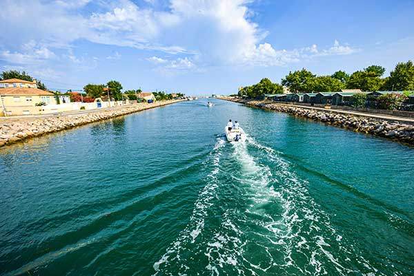 론강은 강을 건너는 다리를 만나기가 무척 어려운데, 배가 지나는 물길로 이용되고 있어서였다.