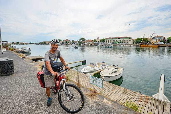 강을 건너는 다리를 찾아 지중해를 만나는 곳까지 왔지만, 결국 다리가 없어 돈을 내고 배를 타고 건너야 했다.