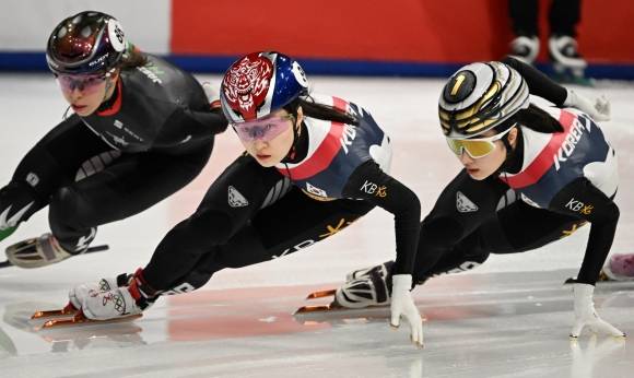 한국 쇼트트랙 국가대표 최민정과 김길리가 16일(한국시간) 이탈리아 밀라노 아사고 포럼에서 열린 2024~25 국제빙상경기연맹(ISU) 쇼트트랙 월드 투어 6차 대회 여자 1500m 준결선에서 경쟁하고 있다. EPA 연합뉴스