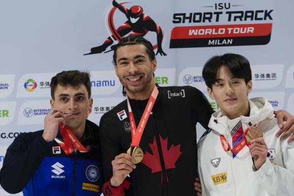 한국 쇼트트랙 국가대표 장성우가 17일(한국시간) 이탈리아 밀라노 아사고 포럼에서 열린 2024~25 국제빙상경기연맹(ISU) 쇼트트랙 월드 투어 6차 대회 남자 1000m 결선에서 3위를 차지한 뒤 시상대에 올라있다. AP 연합뉴스