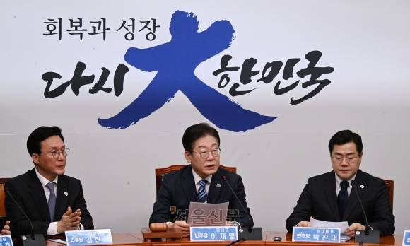 최고위 참석한 이재명 대표 - 이재명 더불어민주당 대표가 17일 국회에서 열린 최고위원회의에서 발언하고 있다. 안주영 전문기자