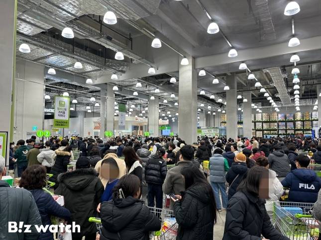 14일 오전 문을 연 트레이더스 마곡점의 계산대에 많은 고객이 줄을 서고 있다. / 사진=정혜인 기자 hij@