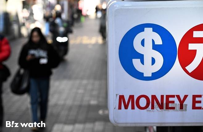 미국발 경제 불확실성이 커지자 달러예금 잔액도 가파른 증가세를 보이고 있다. 사진은 18일 명동 환전소 모습./사진=이명근 기자 qwe123@