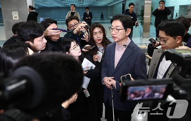 김경수 전 경남도지사가 18일 오전 서울 여의도 국회 의원회관에서 취재진 질의에 답변하고 있다. 2025.2.18/뉴스1 ⓒ News1 김민지 기자