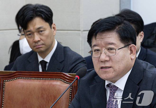 박현수 서울경찰청장 직무대리(왼쪽)가 18일 오전 서울 여의도 국회에서 열린 제422회 국회(임시회) 행정안전위원회 제1차 전체회의에서 이호영 경찰청장 직무대행의 답변을 듣고 있다. 2025.2.18/뉴스1 ⓒ News1 이재명 기자