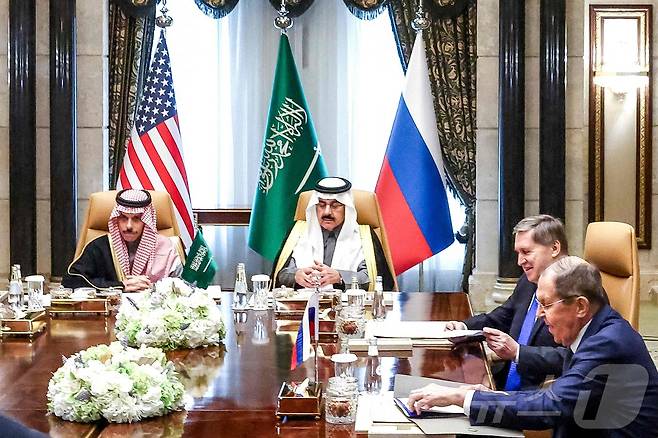 사우디아라비아 리야드에서 18일(현지시간) 우크라이나 전쟁 종식을 위합 러시아와 미국 대표단의 협상이 진행됐다. 이날 회담에는 미국에서 루비오 장관과 마이크 왈츠 백악관 국가안보보좌관, 스티브 위트코프 중동특사가, 러시아에서 세르게이 라브로프 외무장관과 유리 우샤코프 크렘린궁 외교담당 보좌관이 참석했다. 사우디에서는 파이살 빈 파르한 알 사우드 외무장관이 배석했다. 25.02.18 ⓒ AFP=뉴스1 ⓒ News1 김예슬 기자