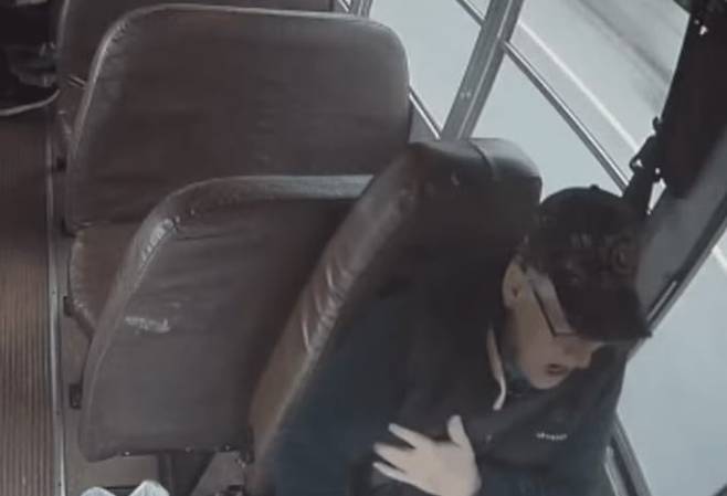 미국에서 한 통학버스 운전 기사가 운행 중 유리창을 뚫고 날아든 쇳조각에 가슴 부위를 맞은 모습. /abc 뉴스