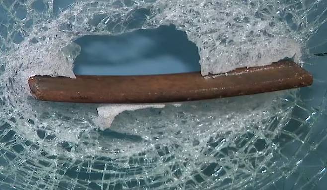 통학버스 운행 중 버스 유리창을 뚫고 날아든 쇳덩이. /abc 뉴스