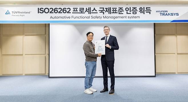 이희라 현대트랜시스 전동화시스템설계실장 상무(왼쪽)와 프랭크 주트너(Frank Juettner) 티유브이 라인란드 코리아 대표