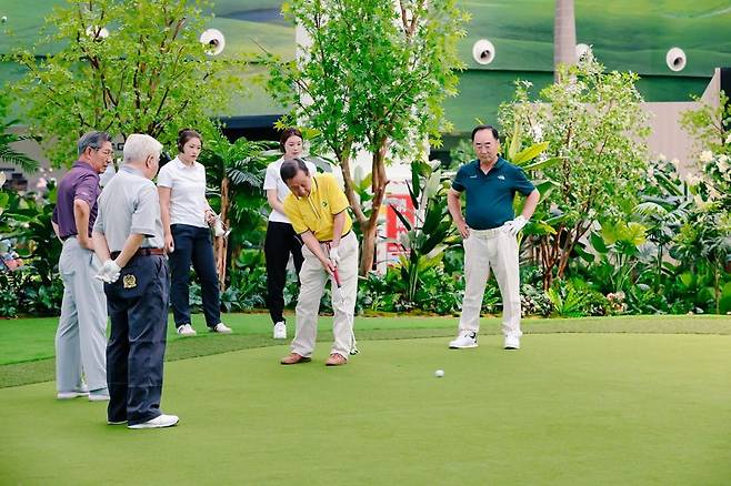 중국 톈진 시티골프에서 골퍼들이 그린 플레이를 하고 있다.골프존 제공
