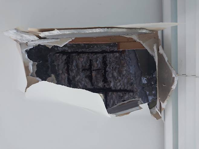 16일 새벽 서울 용산구의 한 아파트 3층 가정집 거실 천장이 내려앉는 사고가 발생했다. 가로 60cm·세로 30cm 크기, 무게 20kg의 콘크리트 덩어리가 거실 바닥으로 떨어졌다. /양인성 기자