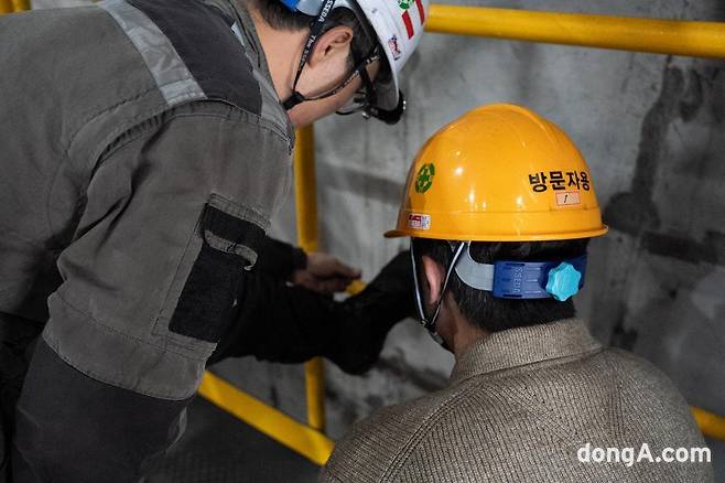 아커드팀이 현장에서 작업자 피드백을 듣고 있다. 사진=아커드