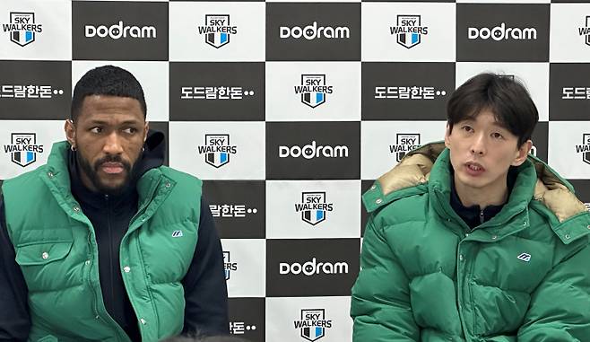 18일 현대캐피탈전 승리 후 수훈 선수 인터뷰에 참석한 한선수(오른쪽)와 요스바니 에르난데스. 천안=이형석 기자