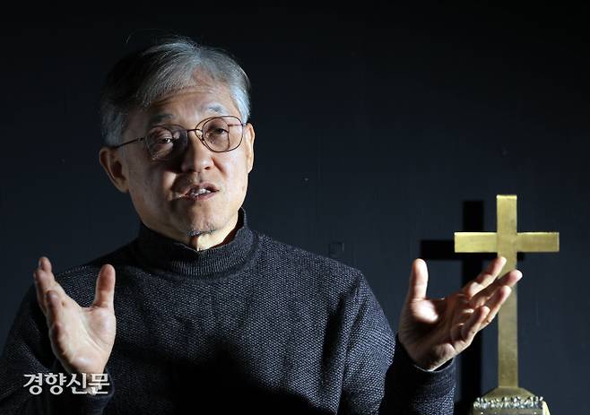 김진호 제3시대그리스도교연구소 이사는 “한국 현대국가 형성기부터 개신교의 정치신학은 한경직의 극우반공주의적 그리스도교국가론”이라며 “그러한 개신교 주류 그룹의 유전자를 생각하면 손현보 현상은 크게 새롭지 않지만 전광훈 현상은 새롭다”고 말했다. “더 주목받기 위해 자극적 공격성을 표출하는 특성을 지닌 온라인 극우 청년들이 탈교리적이고 파격적이며 극우적인 전광훈에게 감정적으론 이질감을 느끼지 않은 상태에서 매칭돼 오프라인으로 나와 법원 테러를 일으켰다”는 것이다. 서성일 선임기자