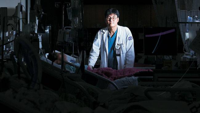 조항주 경기북부권역센터장(대한외상학회 이사장)이 지난 10일 경기 의정부시 금오동 의정부성모병원 경기북부권역외상센터 내 ‘외상중환자실’에서 카메라를 응시하고 있다. 백동현 기자