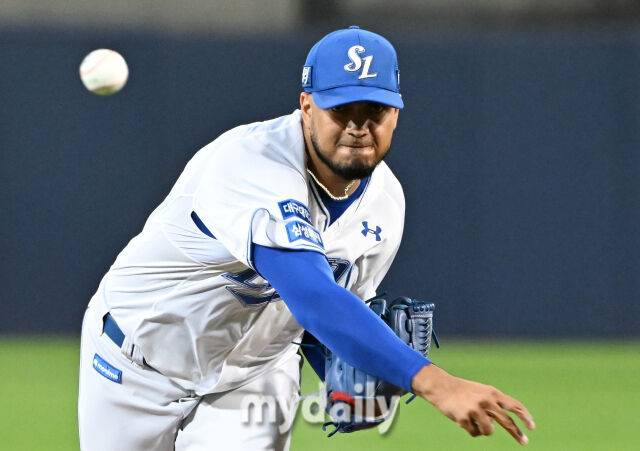 25일 오후 대구광역시 연호동 대구삼성라이온즈파크에서 진행된 '2024 프로야구 KBO리그 포스트시즌' 한국시리즈 3차전 삼성라이온즈와 KIA타이거즈의 경기. 삼성 레예스가 선발등판해 역투하고 있다./마이데일리