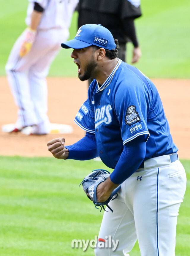 19일 오후 서울 잠실야구장에서 진행된 '2024 프로야구 KBO리그 포스트시즌' 플레이오프 4차전 LG트윈스와 삼성라이온즈의 경기. 삼성 레예스가 6회말 1사 1,2루서 신민재를 병살로 잡아낸 뒤 포효하고 있다./마이데일리