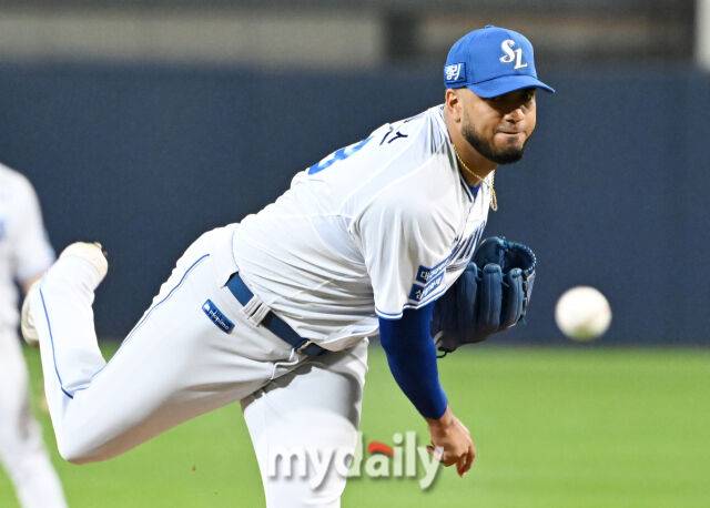 25일 오후 대구광역시 연호동 대구삼성라이온즈파크에서 진행된 '2024 프로야구 KBO리그 포스트시즌' 한국시리즈 3차전 삼성라이온즈와 KIA타이거즈의 경기. 삼성 레예스가 선발등판해 역투하고 있다./마이데일리