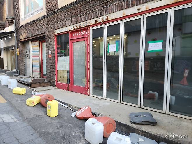 18일 서울 서대문구 이화여대 대학교 상권 내 텅 빈 상가. 이영기 기자.