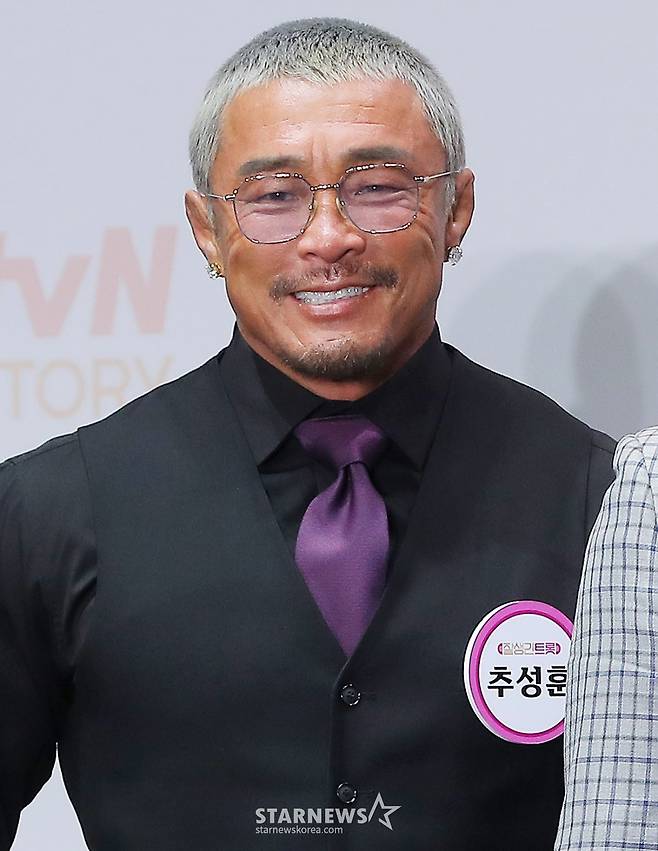 방송인 추성훈이 4일 오후 서울 구로구 라마다 서울 신도림 호텔에서 진행된 tvN STORY 예능 프로그램 '잘생긴 트롯' 제작발표회에 참석해 포즈를 취하고 있다. '잘생긴 트롯'은 연예계 대표 12명의 남자 스타들이 트롯에 진정성을 가지고 도전하는 신(新) 음악 예능이다. 오는 14일 첫 방송. 2025.02.04 /사진=김창현 chmt@