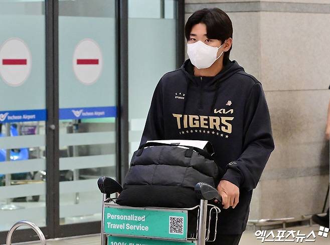 KIA 타이거즈 선수단이 미국 캘리포니아주 어바인 그레이트 파크 베이스볼 컴플렉스에서 진행한 1차 스프링캠프를 마치고 19일 오후 인천국제공항을 통해 귀국했다. 입국장을 빠져나오는 KIA 김도영. 인천공항, 김한준 기자