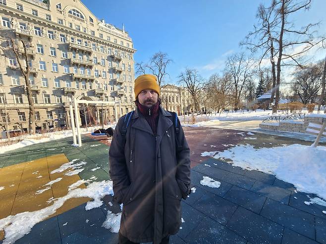 키이우 세브첸코 공원에서 인터뷰하는 올렉시이 씨 (키이우=연합뉴스) 신창용 특파원 = 18일(현지시간) 우크라이나 수도 키이우의 세브첸코 공원에서 올렉시이 씨가 연합뉴스와 인터뷰 뒤 사진촬영에 응하고 있다. 2025.02.18 changyong@yna.co.kr