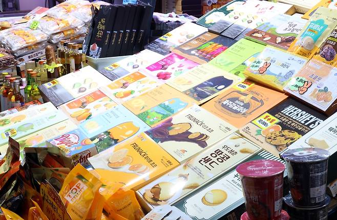 제주감귤초콜릿과 과자 (제주=연합뉴스) 백나용 기자 = 제주시 관광기념품점에 진열된 감귤활용 과자들. 2025.2.13 dragon.me@yna.co.kr