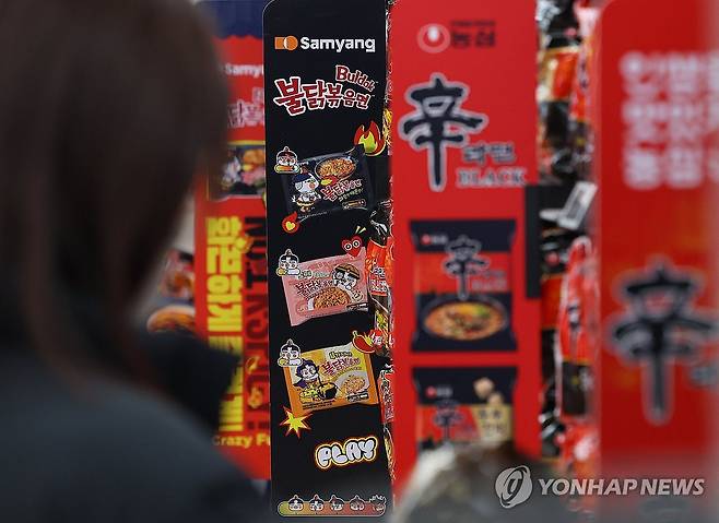 삼양식품 작년 영업이익 3천억원대 기록하며 농심 앞서 (서울=연합뉴스) 김도훈 기자 = 삼양식품이 지난해 창사 이래 최대 규모인 3천442억원의 영업이익을 기록하며 국내 라면 시장 점유율 1위 농심을 제쳤다. 삼양식품이 연간 영업이익 3천억원을 돌파한 것은 이번이 처음이며 영업이익으로 농심을 앞선 것은 1998년 전자공시 이후 처음이다.
한편 농심은 지난해 영업이익은 1천631억원을 기록했다.
사진은 13일 서울 시내의 한 대형마트라면 판매대에 진열된 삼양과 농심의 제품들. 2025.2.13 superdoo82@yna.co.kr