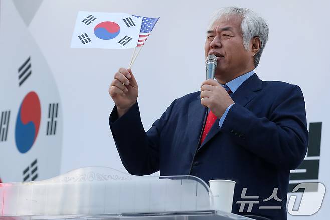 전광훈 목사가 18일 오후 대구 중구 반월당에서 열린 '3.1절 천만혁명을 위한 지역 국민대회'에 참석해 발언하고 있다. 2025.2.18/뉴스1 ⓒ News1 공정식 기자