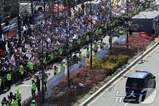 윤석열 대통령에 대한 내란 우두머리 혐의 첫 형사 재판과 구속 취소 청구 심문기일인 20일 윤 대통령이 탄 법무부 호송차량이 서초구 서울중앙지법을 빠져나가고 있다. 2025.2.20/뉴스1 ⓒ News1 이동해 기자
