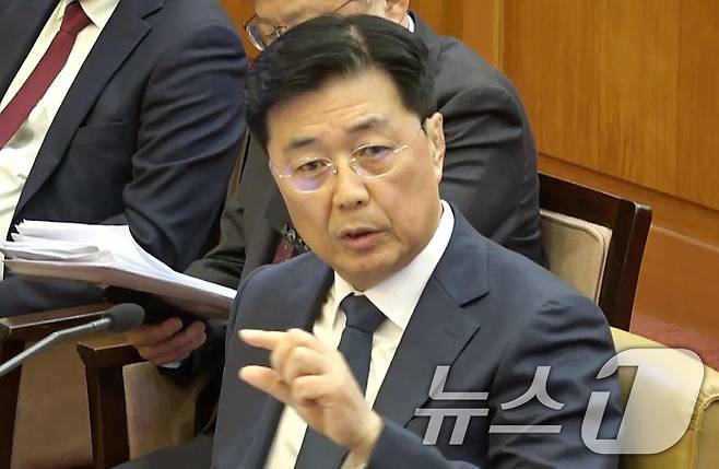 홍장원 전 국가정보원 제1차장이 20일 서울 종로구 헌법재판소 대심판정에서 열린 윤석열 대통령 탄핵심판 10차 변론에서 증인으로 출석해 발언하고 있다. (헌법재판소 제공. 재판매 및 DB 금지) 2025.2.20/뉴스1