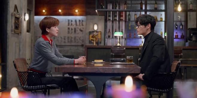 SBS ‘꼬리에 꼬리를 무는 그날 이야기 시즌 3’(꼬꼬무)가 163회 방송에서 대한민국 핵무기 개발 프로젝트를 집중 조명한다. 박정희 정권 시절 극비리에 진행된 이 프로젝트는 국가적 차원의 비밀 연구였으며, 250여 명의 과학자들이 동원되어 해외에서 첩보 활동을 방불케 하는 방식으로 연구를 이어갔다. 그러나 박정희 대통령 서거 후 핵개발 계획은 중단되었고, 핵기술 관련 주요 문서가 담긴 ‘노란봉투’는 흔적도 없이 사라졌다. 이번 방송에서는 사라진 ‘노란봉투’의 미스터리를 파헤치고, 현재 대한민국의 핵무기 보유 가능성에 대한 분석도 함께 다룰 예정이다. ‘꼬리에꼬리를무는 그날 이야기 시즌3 (꼬꼬무)’는 역사의 이면에 숨겨진 놀라운 사건과 이야기들을 깊이 있게 조명하는 프로그램이며, 매회 흥미진진한 스토리를 통해 시청자들에게 과거의 중요한 순간들을 되새기게 한다. 배우 장도연, 장현성, 장성규가 진행을 맡아 각기 다른 매력과 개성으로 이야기를 풀어나간다.