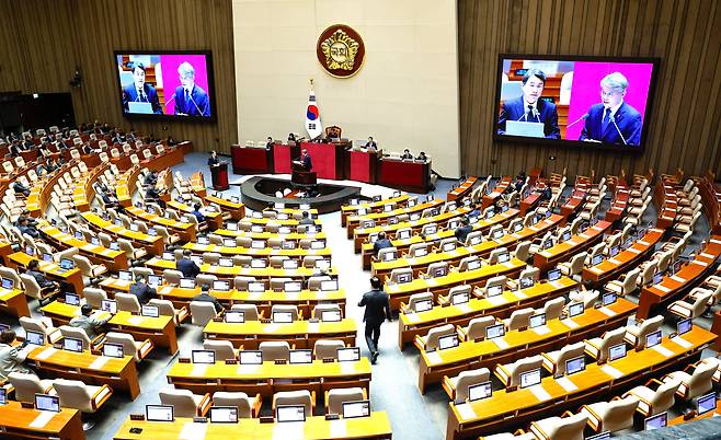 미국발 외환이 몰려오고 있지만 한국 정치권은 정쟁에 골몰해 아무런 대책도 내놓지 못하고 있다. 사진은 지난 2월 14일 국회 본회의장에서 임시회의가 열리고 있는 모습./뉴스1