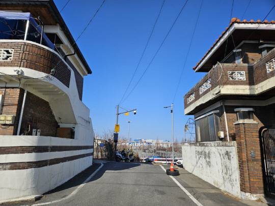 20일 대전 대덕구 중리동 소재 주택가에서 대전조차장을 바라본 모습. 조차장과 맞닿아 있는 주택들은 매일 기차 소음과 먼지 등에 노출되고 있다. 김소연 기자