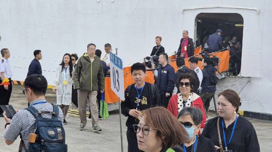 중국 노동절 연휴를 하루 앞둔 30일 오전 제주항에 도착한 중국발 크루즈 드림호를 타고 온 중국인 관광객들의 모습. 연합뉴스