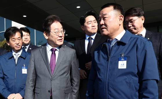 이재명 더불어민주당 대표가 20일 오전 충남 아산시 현대자동차 아산공장을 방문, 이동석 사장(오른쪽)과 대화하고 있다. 뉴스1