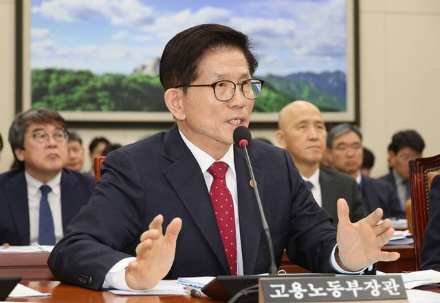 ▲ 20일 서울 여의도 국회에서 MBC 프리랜서 기상캐스터 고 오요안나 씨 사망사건 등에 대한 현안질의 등을 위해 열린 환경노동위원회 전체회의에서 김문수 고용노동부 장관이 의원질의에 답하고 있다. 연합뉴스