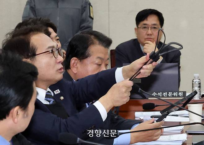 박선원 더불어민주당 의원이 20일 국회 국방위 전체회의에서 707 특임단이 소지했던 체포용 케이블타이을 시연하고 있다. 2025.2.20 박민규 선임기자