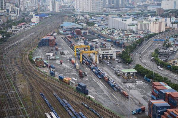 정부의 경부선 지하화 계획에 따라 부산신항으로 이전 예정인 부산진컨테이너야적장(CY) 부지 전경. 국제신문 DB
