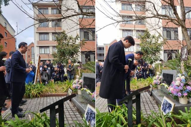 주호영 김용태 의원 등이 16일 교토 도시샤대학 클라크 채플 인근에 위치한 시인 윤동주시비에서 헌화하는 모습. 도시샤대학 한국교우회 제공