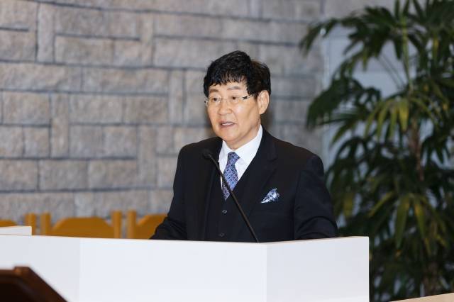 14일 서울 서대문구 연세대 루스채플에서 열린 80주기 추모식에서 윤동주의 6촌 동생인 윤형주 한국해비타트 이사장이 추모사를 전하고 있다. 연세대 제공