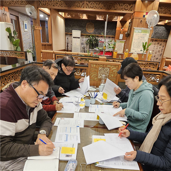 ▲'토문재 입주작가' 선정심사위원회 심사 현장 모습 ⓒ인송문학촌 토문재